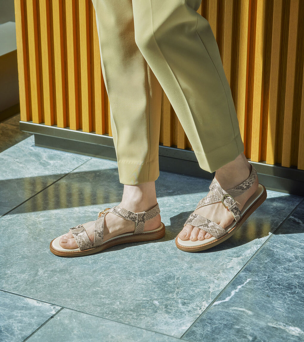 カミ バックル サンダル womens